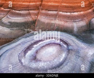 La vista aerea delle formazioni rocciose a strati dalle tonalità vivaci crea un paesaggio affascinante, Hanksville, Utah, Stati Uniti. Foto Stock