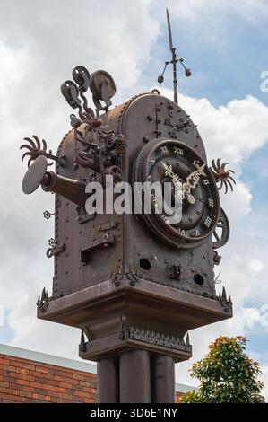 Il Steam punk Blumbergville Clock sulla High Street a Boonah, Gold Coast, Queensland, Australia Foto Stock