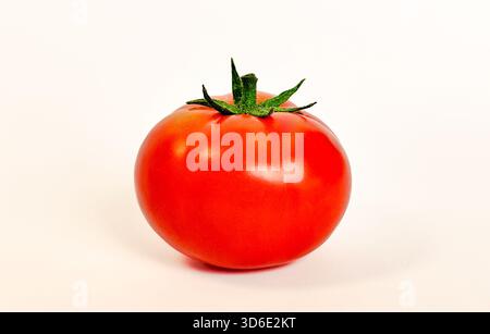 Pomodoro rosso rotondo su sfondo bianco. Isolare Foto Stock