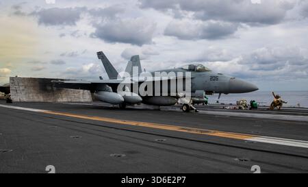 Il generale Xavier Brunson, comandante del comando delle Nazioni Unite, Combined Forces Command e U.S. Forces Korea, lancia un F/A-18E Super Hornet, AS Foto Stock