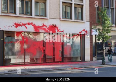 Londra, Regno Unito, 20 novembre 2025. 84 Great Portland Street, edificio per uffici e pavimentazione dipinta con vernice rossa. 78-92 Great Portland Street è sede dell'Institute for Global Change di Tony Blair. Crediti: Ben Shaw/Alamy Live News Foto Stock