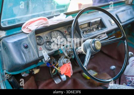 una chiave di accensione di una vecchia auto senza sterzo, nessuna persona Foto Stock