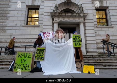 Londra, Inghilterra, Regno Unito. 20 novembre 2025. I manifestanti si riuniscono fuori dal Tesoro a Londra per un'azione "PAY UP" che esorta la cancelliera Rachel Reeves a utilizzare il prossimo budget per aumentare le tasse su individui ricchi e grandi aziende. (Credit Image: © Thomas Krych/ZUMA Press Wire) SOLO PER USO EDITORIALE! Non per USO commerciale! Foto Stock
