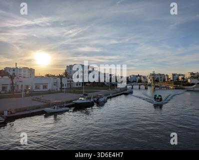 Tramonto sul porticciolo di Hammamet, Tunisia, con barche e architettura in stile mediterraneo Foto Stock