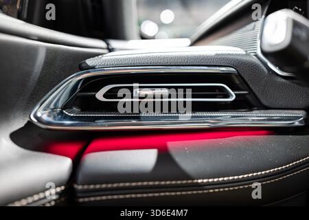 Presa d'aria di un'auto moderna con illuminazione ambientale rossa. Primo piano, niente gente Foto Stock