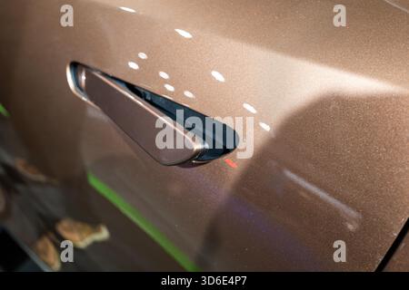 Moderna maniglia per portiera retrattile. Primo piano, niente gente Foto Stock