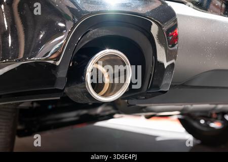 Un sistema di scarico per auto lucido e cromato integrato nel paraurti posteriore. Vicino, guardando in alto, grandangolo, niente persone Foto Stock