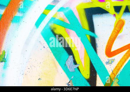 Vibranti graffiti astratti in turchese, arancione, rosa per l'estetica dell'arte urbana degli anni '80 Foto Stock