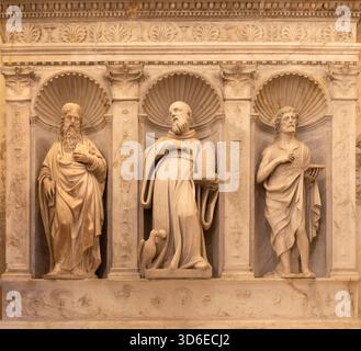 AMALFI, ITALIA - 3 OTTOBRE 2025: Statua rinascimentale in marmo di San Giovanni Evangelista, San Benedetto e San Giovanni Battista in Duomo per sconosciuti Foto Stock