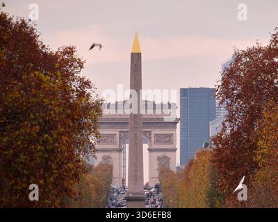 Parigi, Francia – 12 novembre 2025: Axe Historique, partendo dal Museo del Louvre, passando attraverso il Giardino delle Tuileries e Place de la Concorde con Foto Stock
