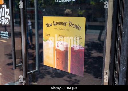 Poster che promuove nuove bevande estive sulla porta d'ingresso di vetro al Philz Coffee, San Francisco, California, 14 agosto 2025. (Foto di Smith Collection/Gado/Sipa USA) Foto Stock