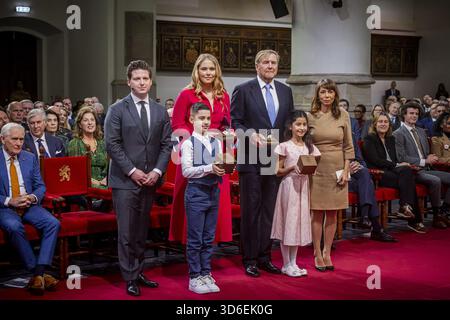 Den Haag, Paesi Bassi, 2025-11-20 11:27:14 L'AIA, 20-11-2025, Grote Kerk (grande Chiesa) Re Willem-Alexander e la Principessa Amalia d'Orange partecipano ad una sessione congiunta speciale del Senato e della camera dei rappresentanti nella Grote Kerk (grande Chiesa) a l'Aia. Il 20 novembre segna esattamente ottant'anni da quando il parlamento si è riunito per la prima volta dopo la seconda guerra mondiale FOTO: NLBeeld/POOL/Patrick van Katwijk credito: NL Beeld / Patrick van Emst Foto Stock