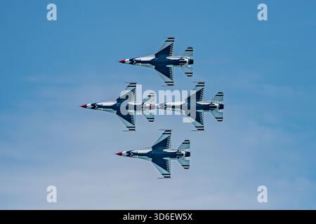 I Thunderbirds jet eseguono acrobazie di precisione nel cielo al Chicago Air & Water Show. Foto Stock