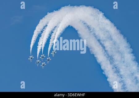 I Thunderbirds jet eseguono acrobazie di precisione nel cielo al Chicago Air & Water Show. Foto Stock