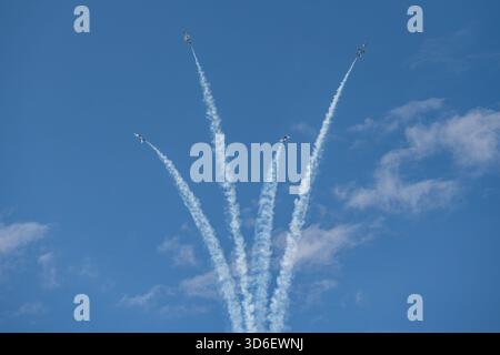 I Thunderbirds jet eseguono acrobazie di precisione nel cielo al Chicago Air & Water Show. Foto Stock