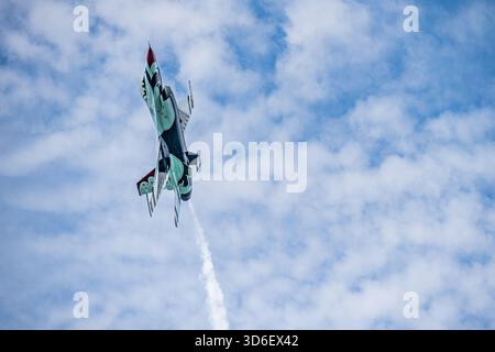 I Thunderbirds jet eseguono acrobazie di precisione nel cielo al Chicago Air & Water Show. Foto Stock