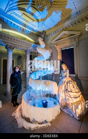 Londra, Regno Unito. 20 novembre 2025. Cameriere a mungitura - Chiswick House apre le sue porte domani per la prima volta durante il periodo festivo con "la dodicesima notte di Natale", un'esperienza festosa ispirata alla canzone del 1780 che si svolge fino al 4 gennaio. Creato da CLW Event Design. Crediti: Guy Bell/Alamy Live News Foto Stock
