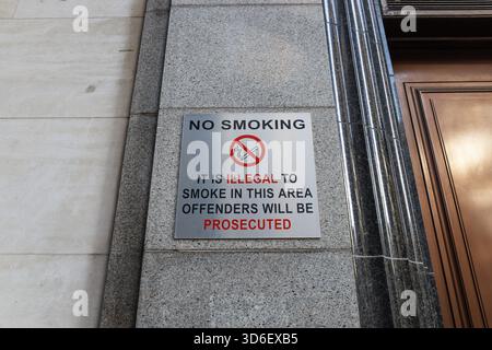 Cartello vietato fumare sul muro di pietra - vietato fumare avvertenza legale all'ingresso dell'edificio Foto Stock