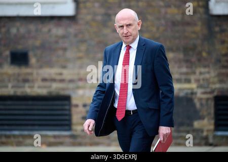 Londra, Regno Unito. 18 novembre 2025. John Healey, Segretario di Stato per la difesa, arriva alla riunione del gabinetto al 10 di Downing Street. Crediti: Bart Lenoir/Alamy Live News Foto Stock