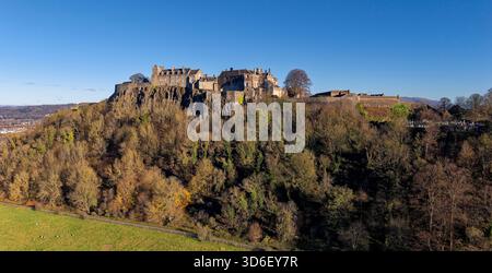 Il castello di Stirling, in Scozia, è costruito su una falesia intrusiva vista dall'ovest Foto Stock