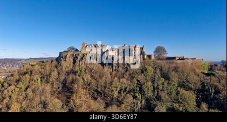 Gli edifici del castello di Stirling, in Scozia, si trovano su rocce vulcaniche viste dall'ovest Foto Stock
