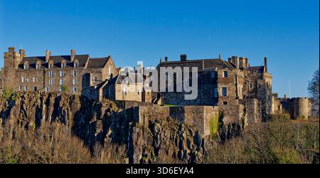 Il castello di Stirling, la fortezza scozzese, si trova su una roccia vulcanica, vista dall'ovest Foto Stock