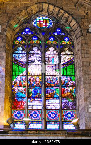 Pannello di vetro colorato gotico che mostra la discesa dello Spirito Santo sugli apostoli e Maria, caratterizzato da colori e motivi vivaci Foto Stock