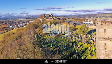 Castello di Stirling, Scozia, la fortezza e vista sui cimiteri della Holy Rude Tower della Chiesa, su colline lontane ricoperte di neve Foto Stock