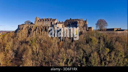 Castello di Stirling, Scozia, gli edifici della fortezza sulla roccia vulcanica visti dall'ovest Foto Stock