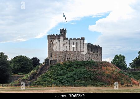 Cardiff, Galles - 15 agosto 2022: Vista del castello di Cardiff con la bandiera gallese in cima Foto Stock