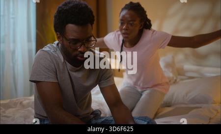 La famiglia afroamericana lotta matrimonio coppia matrimonio divorzio litigio conflitto arrabbiato urla litigando moglie gridare gesto che spiega furioso Foto Stock