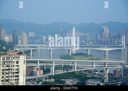 Vista panoramica dello skyline della città di Chongqing con il ponte ferroviario di Nanjimen e il secondo ponte sul fiume Yangtze di Chongqing Foto Stock