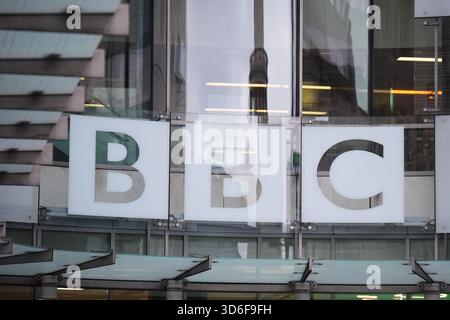 EMBARGO AL 0001 VENERDÌ 21 NOVEMBRE foto del file datata 10/11/2025 dell'ingresso alla BBC Broadcasting House di Londra. La BBC dovrebbe indicare chiaramente come intende attirare i telespettatori più giovani, visto che si trova di fronte a una "intensa competizione per l'attenzione” da parte di altri fornitori di media, come ha avvertito un rapporto parlamentare. Il Public Accounts Committee (PAC) ha affermato che la missione della BBC di "servire tutti gli spettatori" è a rischio, dato che i gruppi di età più giovani visualizzano contenuti altrove, mentre ha affermato che la strategia digitale della società potrebbe rischiare che il pubblico più anziano o meno connesso digitalmente venga lasciato indietro. Data di pubblicazione: Venerdì 21 novembre, Foto Stock