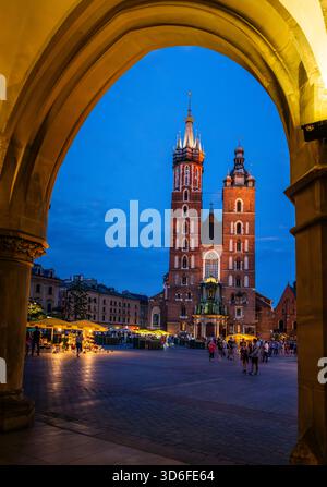 Chiesa di Santa Maria, Chiesa dell'assunzione della Beata Vergine Maria, nella piazza principale del mercato nella città vecchia, a Cracovia, Polonia. Foto Stock