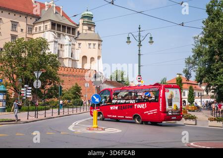 Tour di Cracovia in autobus che entra nei giardini del castello di Wawel a Cracovia, Polonia. Foto Stock