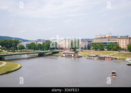 Vista aerea del ponte Dębnicki sul fiume Vistola, il primo ponte che si incontra durante una crociera sul fiume Vistola che inizia vicino al castello di Wawel a Cracovia, in Polonia. Foto Stock