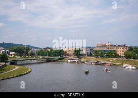 Kraków, Polonia - 24 luglio 2019: Veduta aerea del ponte di Dębnicki sul fiume Vistola, il primo ponte incontrato durante una crociera sul fiume Vistola che inizia nelle vicinanze Foto Stock