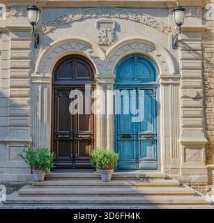 Porte in legno marrone e blu nella città vecchia - Icherisheher (inclusa nella lista del patrimonio mondiale dell'UNESCO). Baku, Azerbaigian. Foto Stock