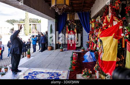 Francisco Franco. cimitero di Mingorrubio 20/11/2025 offerta floreale da nostalgici della dittatura spagnola al dittatore Francisco Franco Bahamonde nel cimitero di Mingorrubio, El Pardo, il 20 novembre 2025, durante il 50° anniversario della morte del dittatore Francisco Franco Bahamonde, dove i partecipanti pregavano e cantavano la canzone cara al Sol facendo un saluto fascista. A Madrid, Spagna. Madrid Spagna Copyright: XPabloxGarcia/PGSxPhotoxAgencyx Foto Stock
