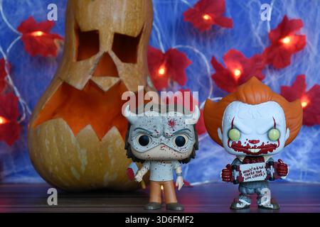 Funko Pop action figure di cattivi horror, The Grabber di Black Phone e Pennywise clown. Halloween, Jack o lanterna, ragnatela, se ne va. Foto Stock