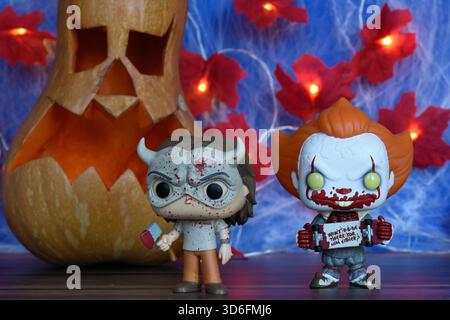Funko Pop action figure di cattivi horror, The Grabber di Black Phone e Pennywise clown. Halloween, Jack o lanterna, ragnatela, se ne va. Foto Stock
