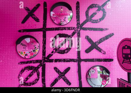 Concerto del tour mondiale Blackpink Deadline, parco giochi pre-spettacolo, zona fotografica interattiva del design del TIC tac TOE, Singapore. Foto Stock