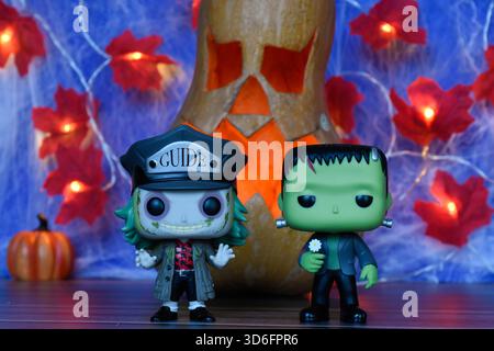 Funko Pop action figure dei personaggi horror Beetlejuice e il mostro di Frankenstein. Arredamento di Halloween, Jack o lanterna, ragnatela, foglie, luci. Foto Stock