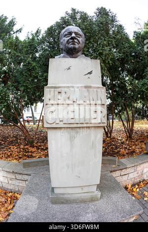 Hermann-Gmeiner-Denkmal, Gründer von SOS Kinderdorf, Parco a Wien, Österreich // Monumento Hermann Gmeiner, fondatore del villaggio per bambini SOS, parco a Vienna, Austria - 20251118 PD18484 credito: APA-PictureDesk/Alamy Live News Foto Stock