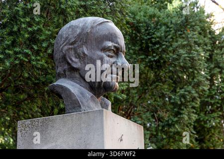Hermann-Gmeiner-Denkmal, Gründer von SOS Kinderdorf, Parco a Wien, Österreich // Monumento Hermann Gmeiner, fondatore del villaggio per bambini SOS, parco a Vienna, Austria - 20251118 PD18485 credito: APA-PictureDesk/Alamy Live News Foto Stock