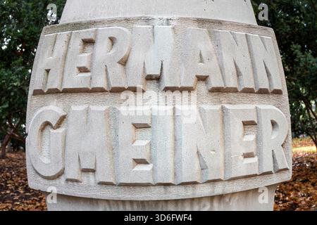 Hermann-Gmeiner-Denkmal, Gründer von SOS Kinderdorf, Parco a Wien, Österreich // Monumento Hermann Gmeiner, fondatore del villaggio per bambini SOS, parco a Vienna, Austria - 20251118 PD18487 credito: APA-PictureDesk/Alamy Live News Foto Stock