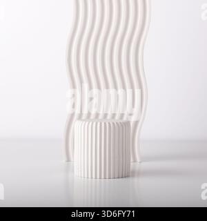 Podio decorativo in gesso su sfondo bianco. Mock-up minimo. Foto Stock