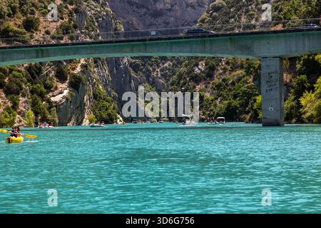 Gola di Verdon, Francia - 24 giugno 2025: I turisti esplorano la gola di Verdon in pedalò, kayak e pedalò. Un luogo ideale per una vacanza attiva Foto Stock