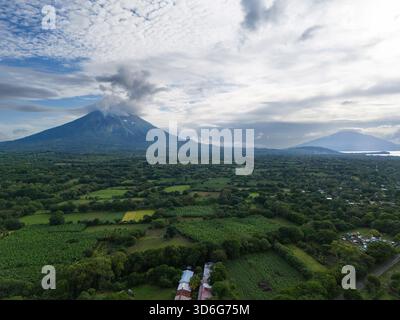 Paesaggio verde con vulcani nell'isola di Ometepe vista aerea Foto Stock