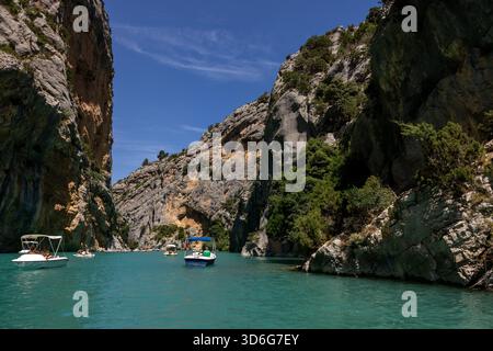 Gola di Verdon, Francia - 24 giugno 2025: I turisti esplorano la gola di Verdon in pedalò, kayak e pedalò. Un luogo ideale per una vacanza attiva Foto Stock